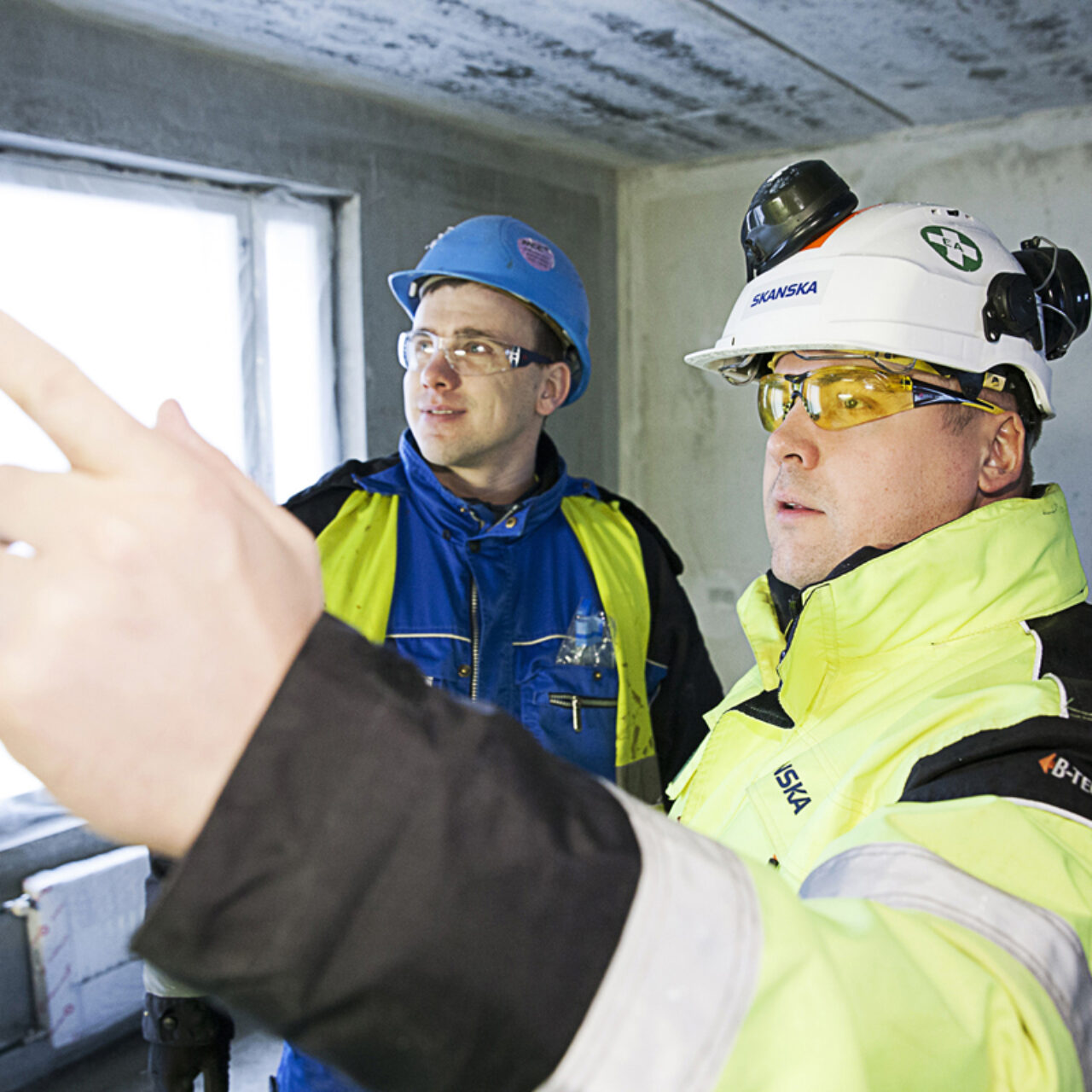 Skanskan Andrei Rötsä (oik.) keskustelee kerrostalokohteen eristämisestä ABC-Eristys Oy:n Sergei Dmitrijevin kanssa.