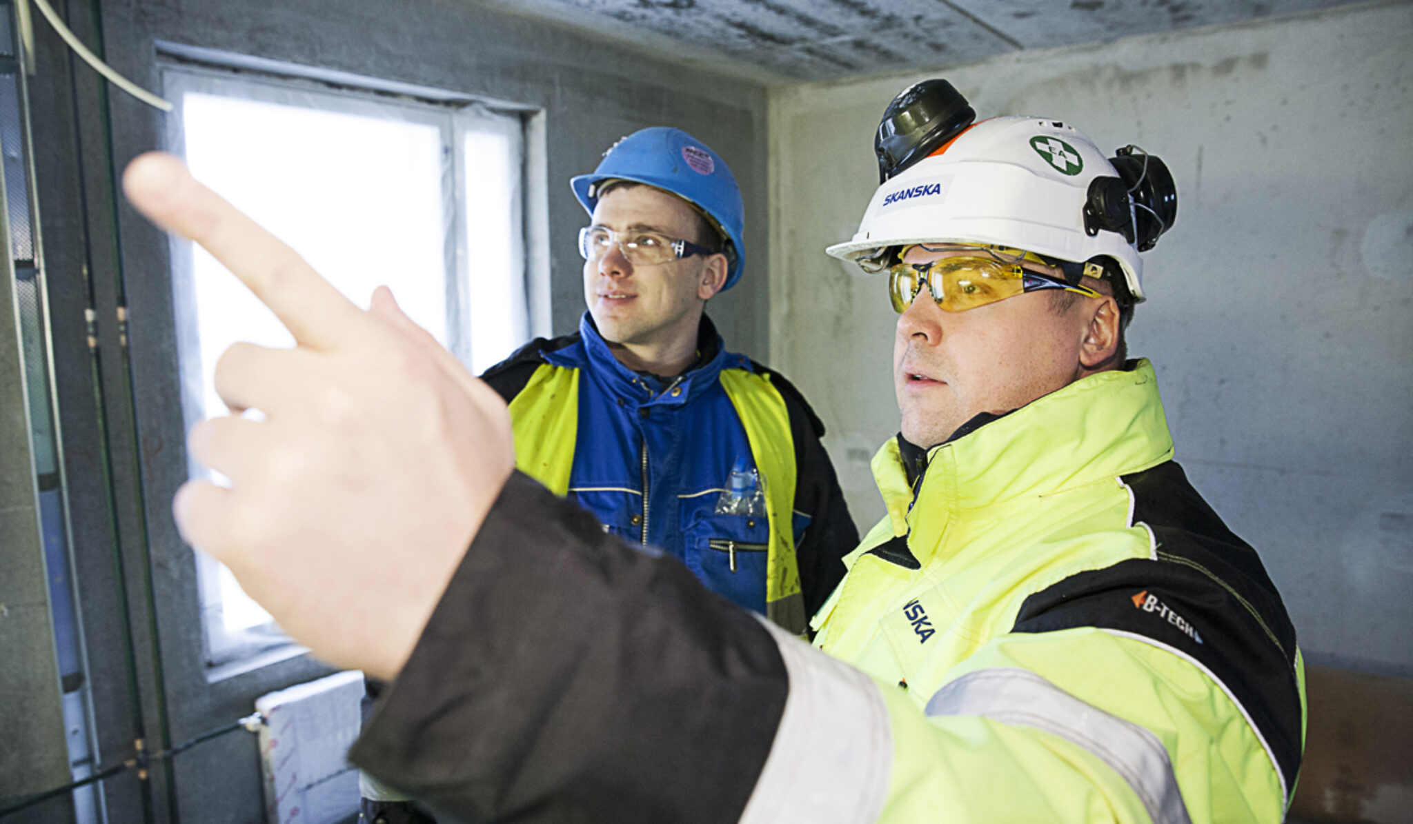 Skanskan Andrei Rötsä (oik.) keskustelee kerrostalokohteen eristämisestä ABC-Eristys Oy:n Sergei Dmitrijevin kanssa.