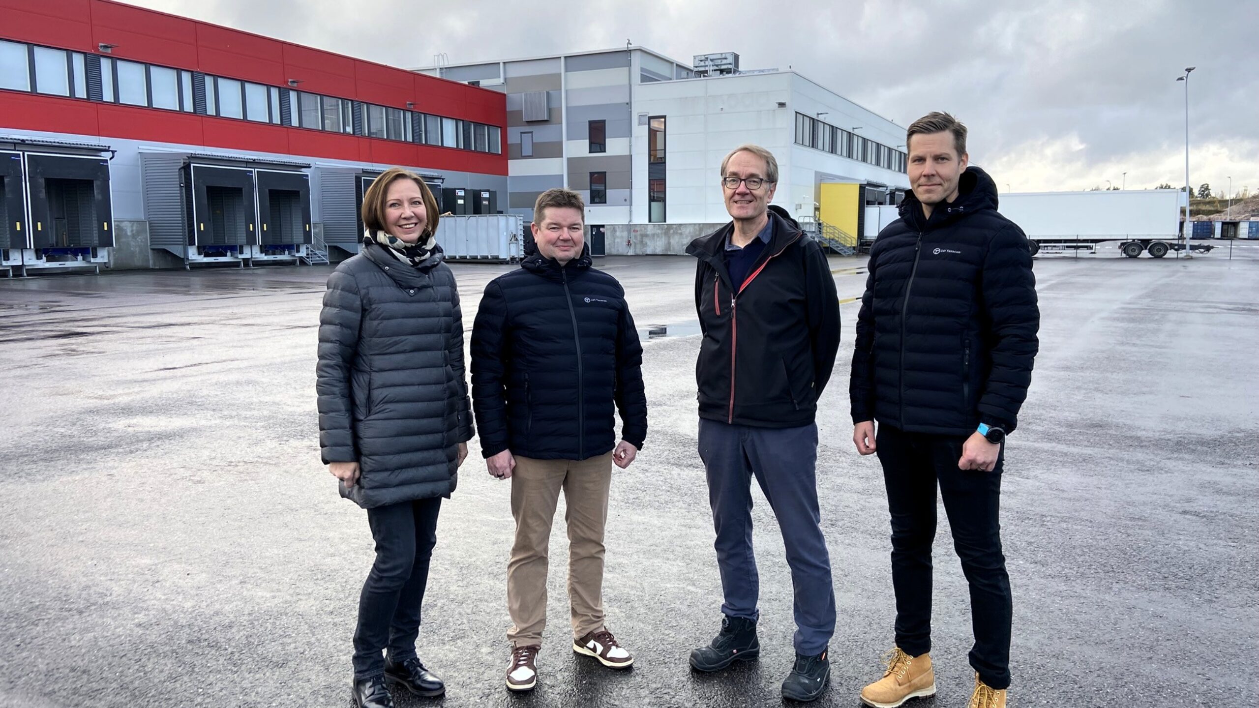 Kuvassa Nimlaksen Tiina Koppinen, LVI Tasaconin Toni Tarkiainen, Nimlaksen Kimmo Lehtonen ja LVI Tasaconin Jussi Saari.